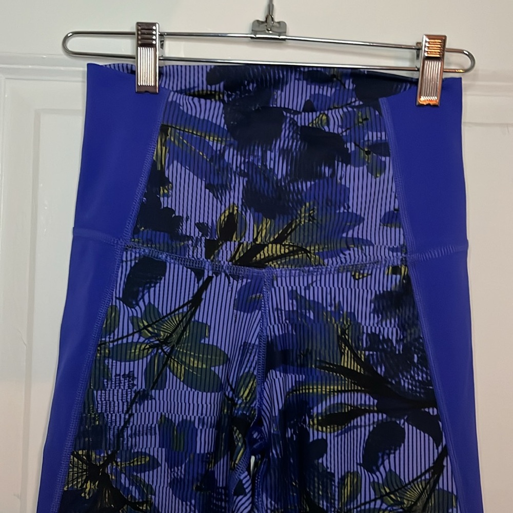 *LIMITED EDITION* NWOT Purple-Blue Nike Yoga Blue Graphic Floral Leggings Size S